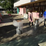 幼稚園でお餅つき。もちろん石臼で！