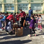 小学校のお餅つきに参加しました
