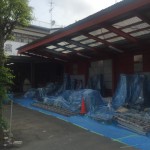 店頭のペンキを塗りなおしています