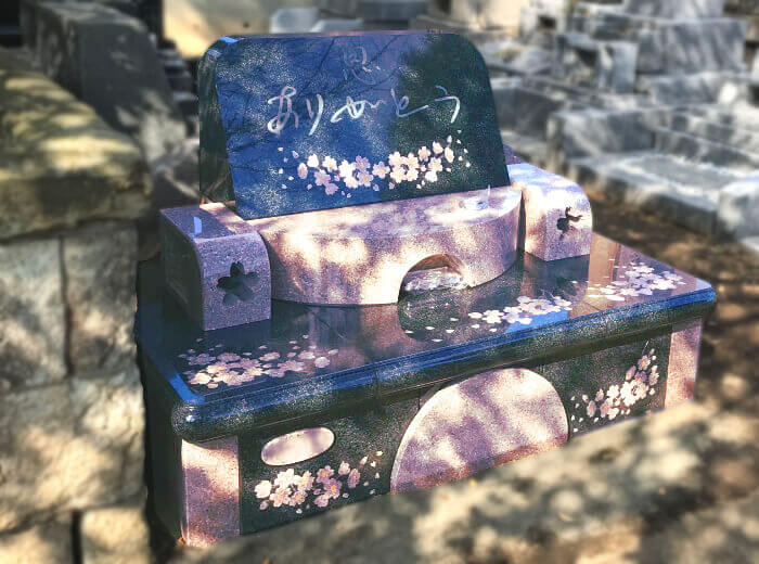 都立谷中霊園にて 思いのこもった素敵なさくらの彫刻のデザイン墓石が完成しました 武蔵石材店
