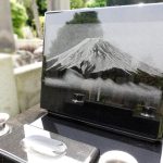 都立谷中霊園にて、雄大な富士山が印象的なインド産黒御影石のお墓を建立