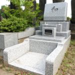 「和」の一文字ですっきりとした印象の洋型墓石。都立谷中霊園