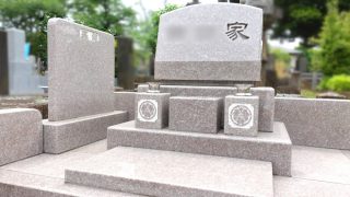 柔らかなイメージの桜御影G663の洋型墓石。桜の名所谷中霊園にて