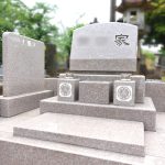 柔らかなイメージの桜御影G663の洋型墓石。桜の名所谷中霊園にて